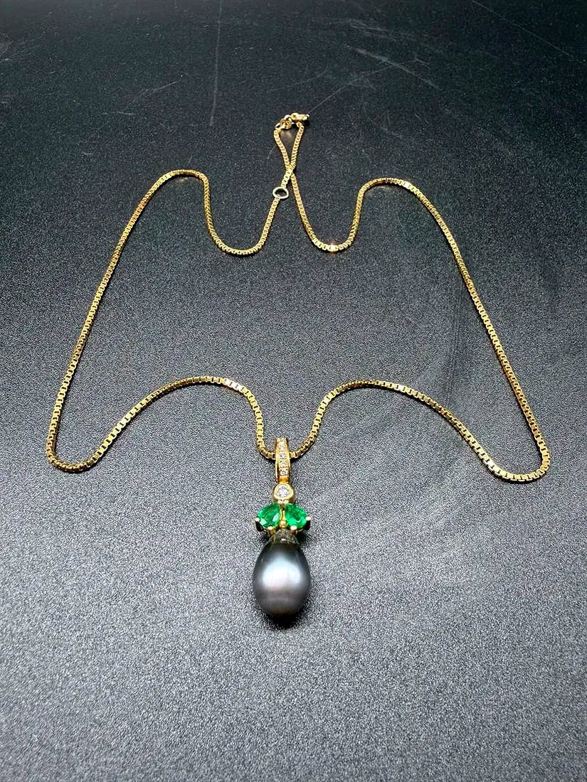 Black pearl pendant with 18-karat gold emeralds and gold chain (1 of 12)