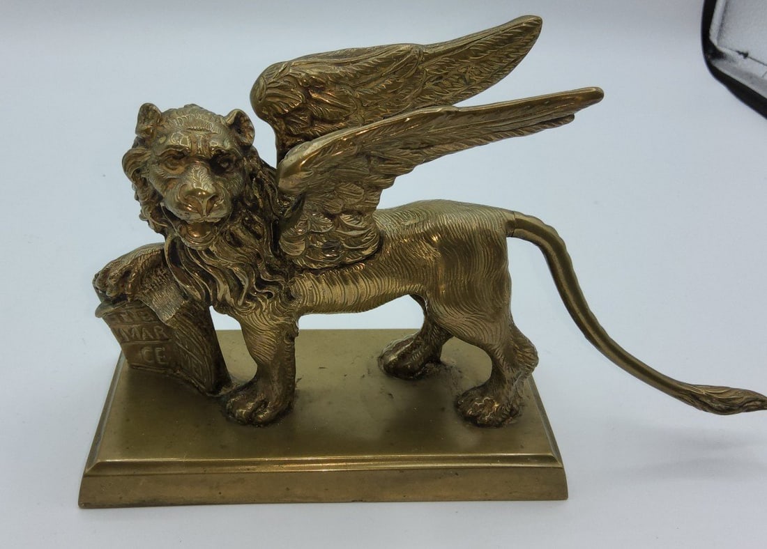 Antique Bronze Figure Of A Winged Lion XIX Century Raised Upon Rectangular Base,grand Tour: Base length: 14 cmHeight:12cmPeriod: 19th centuryStyle: Napoleon 3rdCondition: Excellent conditionMaterial: Bronze