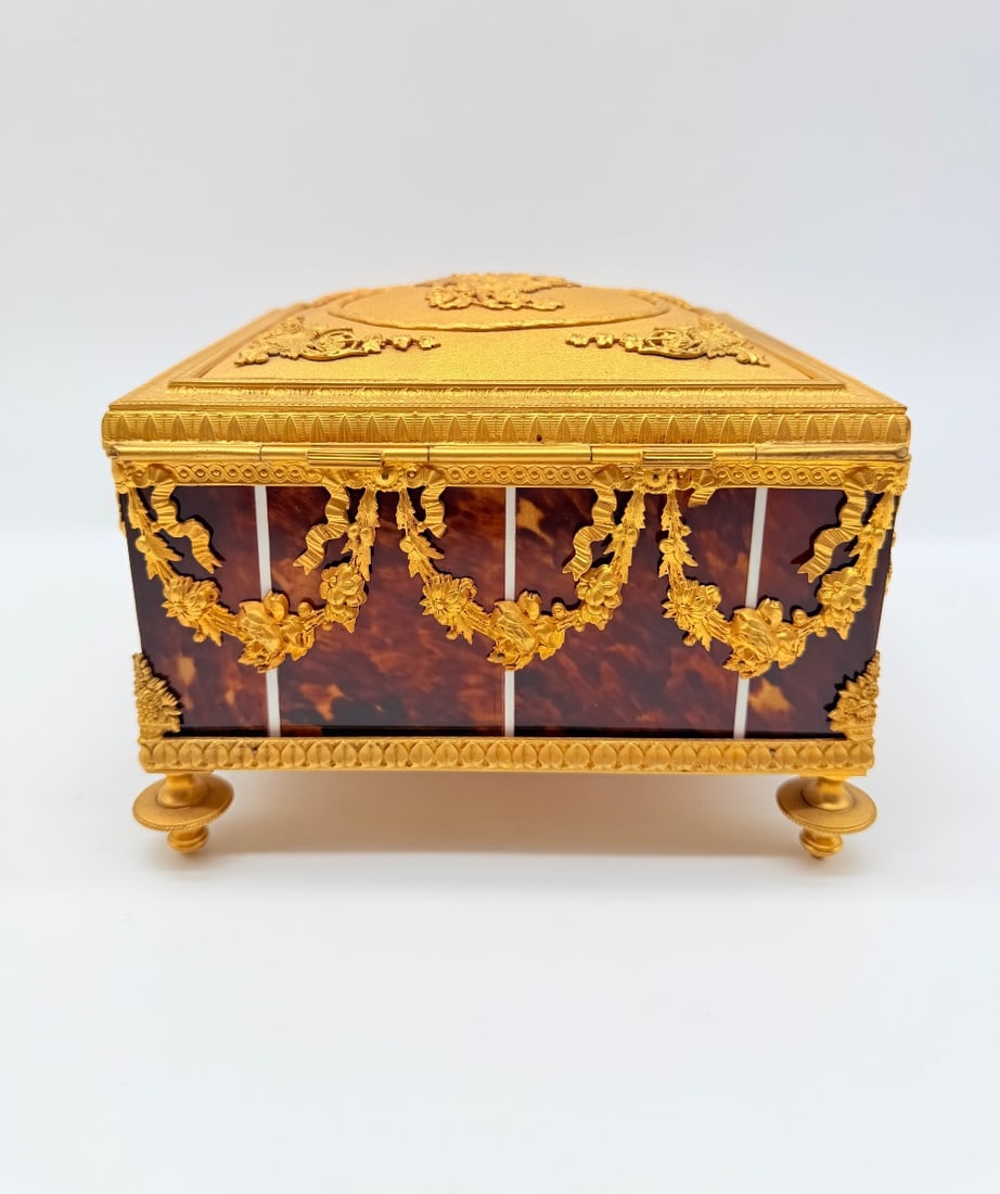 Antique French Bronze Large Box Tortoiseshell, Napoleon III Period: Very unusual and rare Antique French bronze and tortoiseshell large casket.Measures:17/17.5cm.H:12cm.Condition:Very good.