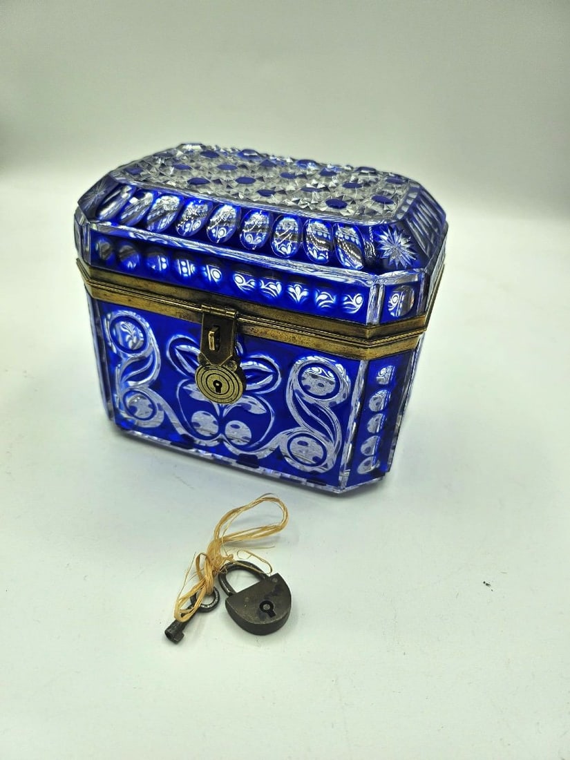 Antique Baccarat crystal cut glass box with original lock and keys.: Antique Baccarat Crystal Cut Glass Box with Original Lock and Keys.Magnificent Antique Baccarat Glass Box 1860th.Beautifully Cut.Perfect Condition.Measurements:L:13cmH:12cmW:8cm