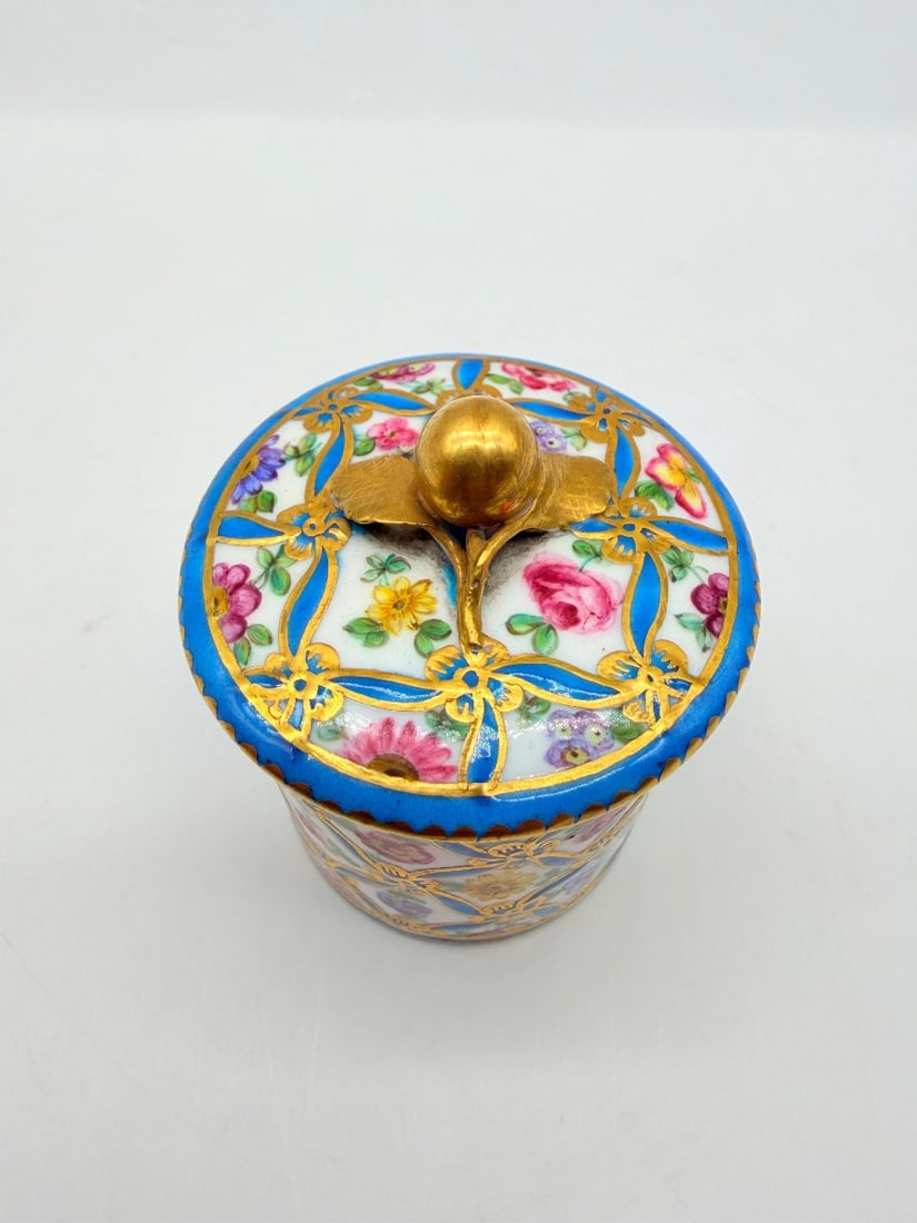 Vincennes Cup and cover,richly decorated WITH ISOLATED ROSES SURROUNDED BY A BLUE turquoise AND: Vincennes cup and lid, decorated with individual roses surrounded by a blue and gold ribbon, bearing the blue “L's” mark and the letters “VU”.Dimensions: 6.3 x 5 cm.Very good condition