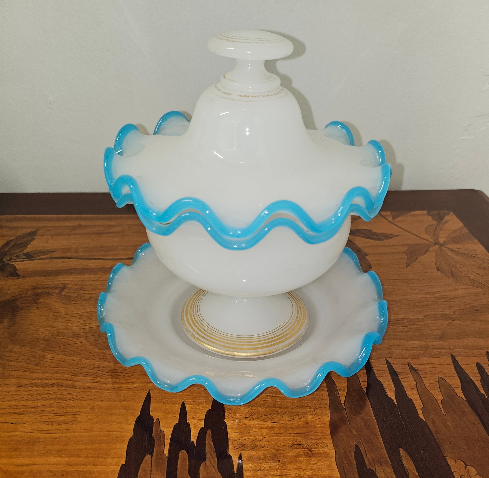 XIX French Opaline Bonbonniere in White and blue,trio. Perfect.: Magnificent Napoleon III period French Opaline trio set of Bonbonniere,cover and platter.All 3 pieces are in a perfect condition.H:18cmWidth of the charger:19cm