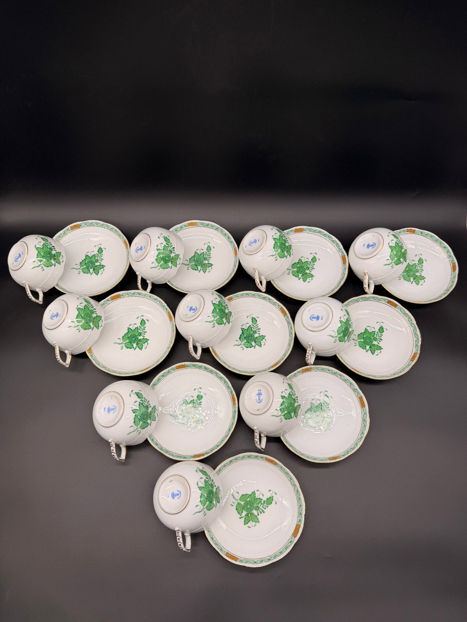 Herend porcelain dinner and tea service,very large,78 pieces.Herend Apponiy: 2 Salt,pepper. 6 saucers-16,5cm. 1 sauce boat height 8cm. length23,5cm, width 12,5cm. 1 shell shape plate 14/14/4cm. 1 milk pot 15/8/7cm. 12 plates -25cm. 1 sugar pot-11,5/11cm. 1 Tea pot-24,5/17,5/12