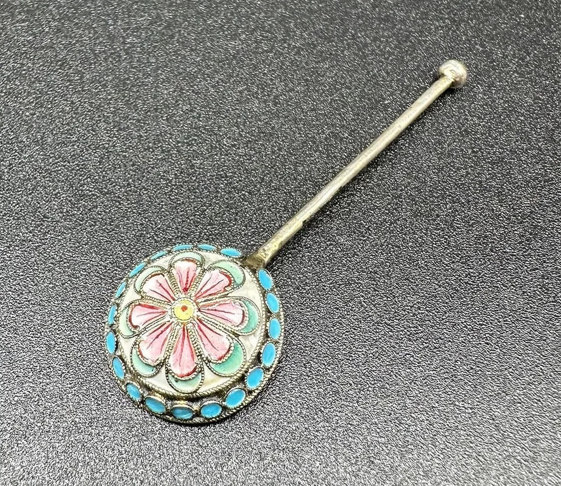 FEODOR RÜCKERT (1840–1917): A Russian Silver-Gilt and Cloisonné Enamel Salt Spoon, Moscow: FEODOR RÜCKERT (1840–1917)Small salt spoon or individual spoon in silver-gilt and shaded cloisonné enamel – the reverse of the round spoon bowl centred with a stylised flower with pink petals on