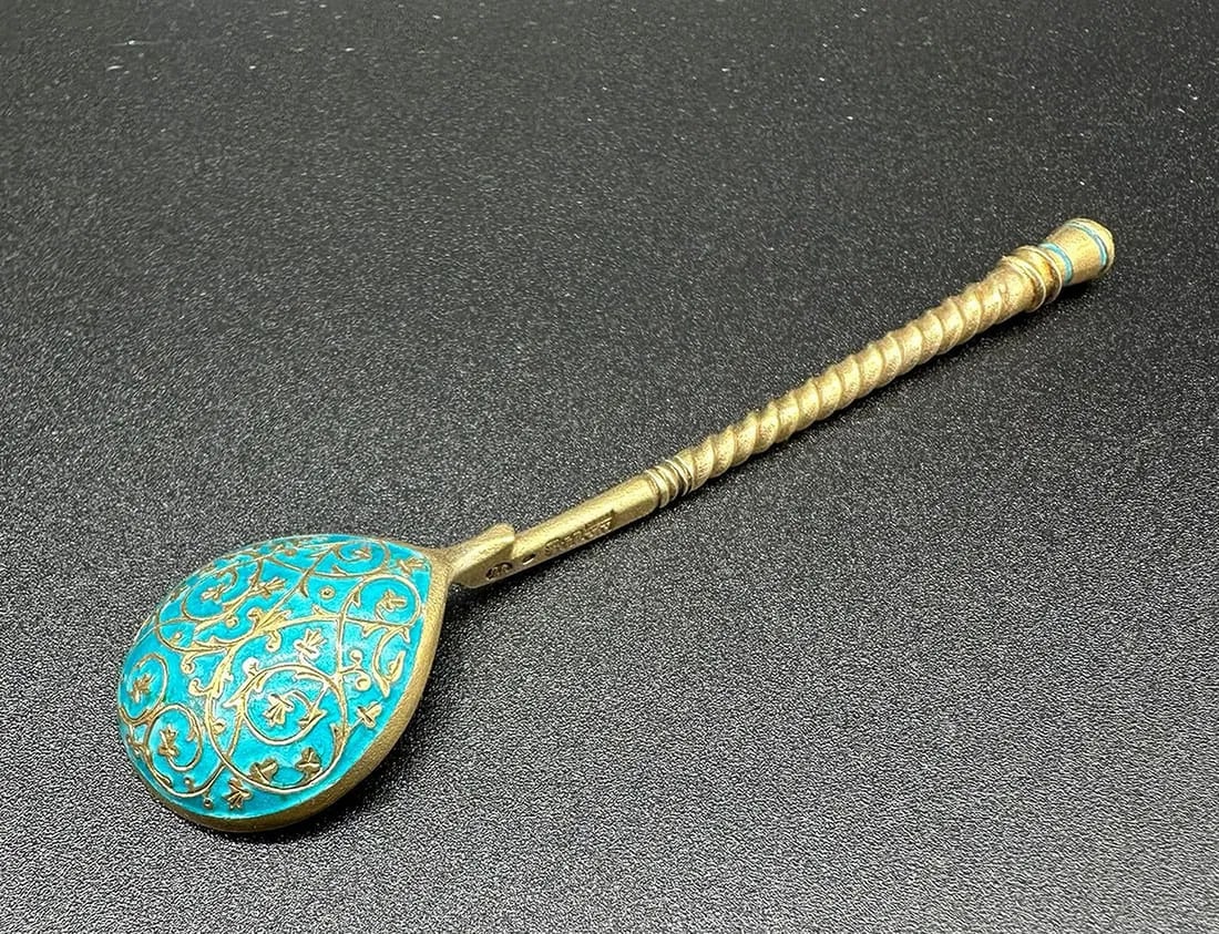 MAISON OVCHINNIKOV: A Russian Silver-Gilt and Cloisonné Enamel Coffee Spoon, Moscow, circa 1890: Maison OVCHINNIKOV(attributed to Pavel Ovchinnikov)Silver-gilt coffee spoon with cloisonné enamel – the reverse of the spoon bowl richly decorated with gold filigree in the form of foliate scrolls 