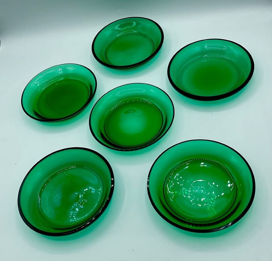 SET OF SIX ITALIAN EMERALD GREEN GLASS SMALL DISHES, MURANO, LATE 20TH CENTURY #1: A set of six small circular dishes in transparent emerald green glass. Each dish features a smooth, shallow circular bowl form with a raised rim and a defined central recess.Italy (Murano). Late 20th 