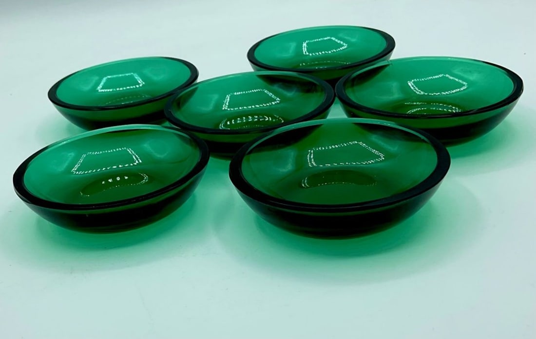 SET OF SIX ITALIAN EMERALD GREEN GLASS SMALL DISHES, MURANO, LATE 20TH CENTURY #2: A set of six small circular dishes in transparent emerald green glass. Each dish features a smooth, shallow circular bowl form with a raised rim and a defined central recess.Italy (Murano). Late 20th 