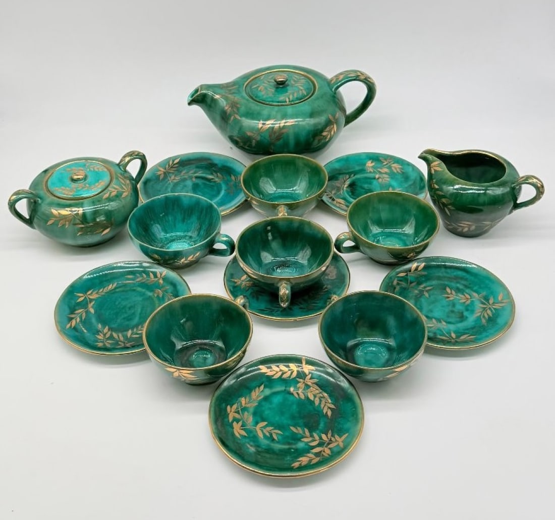 Saloro Perugia, Emerald Green Ceramic Tea And Coffee Service With Gold Decoration, C. 1950: SALORO PERUGIA, Tea or coffee service in glazed ceramic in a nuanced emerald green, decorated with foliage and olive branches painted in fine gold. Comprising 15 pieces: 1 lidded teapot/coffee pot, 1 