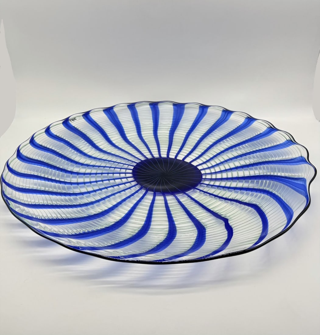 MURANO GLASS CENTERPIECE PLATE BY FEDERICA MARANGONI FOR ITRE: Federica MARANGONI (born in 1940) for ITREA monumental Murano hand-blown glass centerpiece plate designed by Federica Marangoni for ITRE, featuring a gently scalloped rim and a captivating pinwheel pa