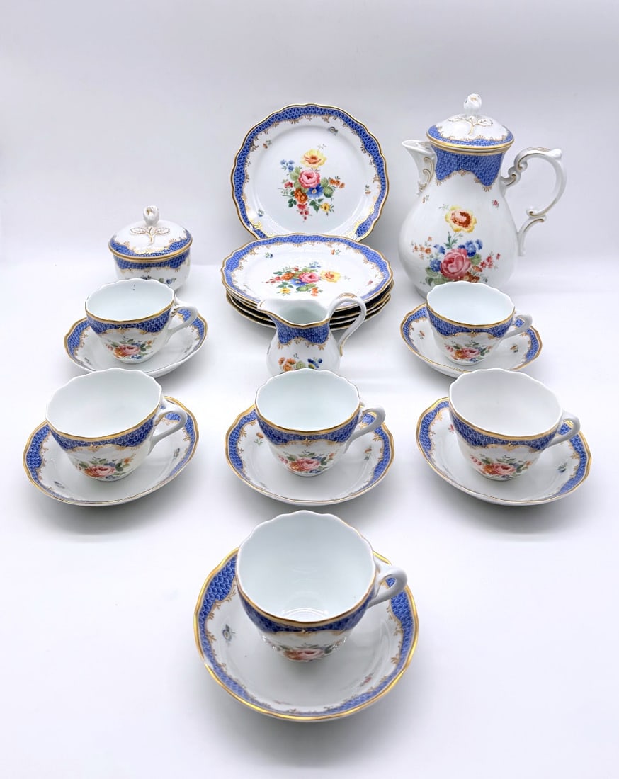 HUTSCHENREUTHER PORCELAIN TEA AND COFFEE SERVICE FOR SIX (1 of 12)