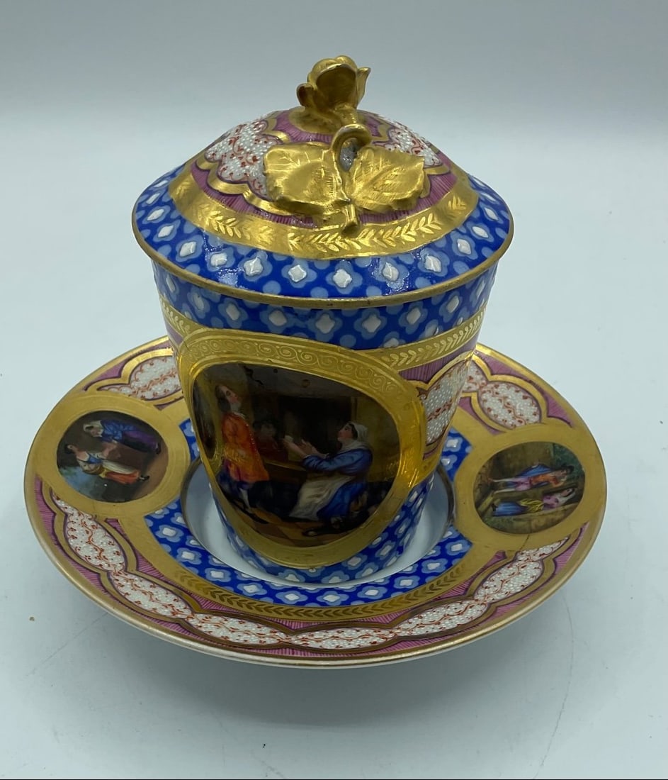 19TH-CENTURY SÈVRES COVERED PORCELAIN CUP AND SAUCER: A fine 19th-century French Sèvres porcelain covered cup with saucer (gobelet couvert et sa soucoupe), featuring a domed lid crowned with a sculptural gilt rosebud finial. Exquisitely decorated with a
