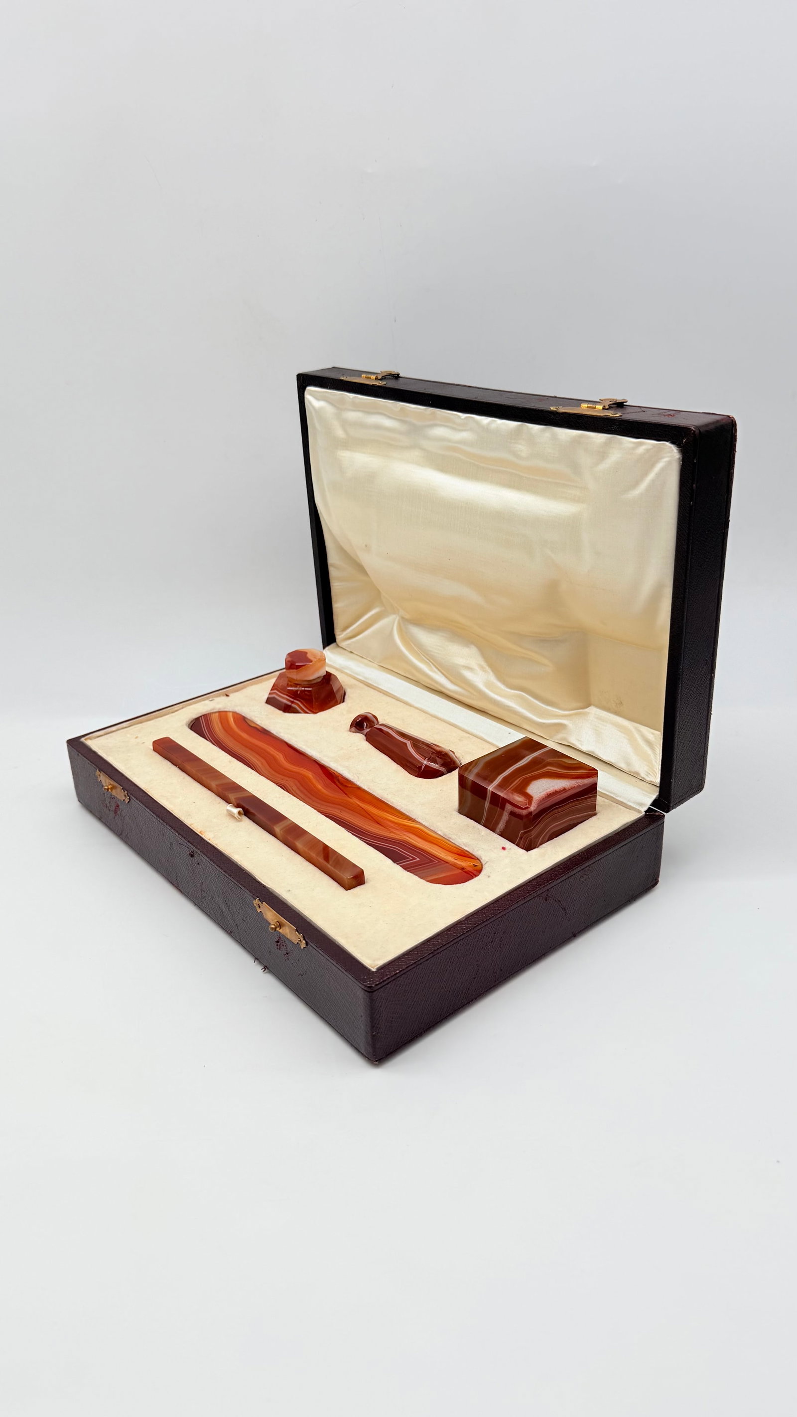 19TH-CENTURY BANDED AGATE DESK SET IN A LEATHER CASE (1 of 15)