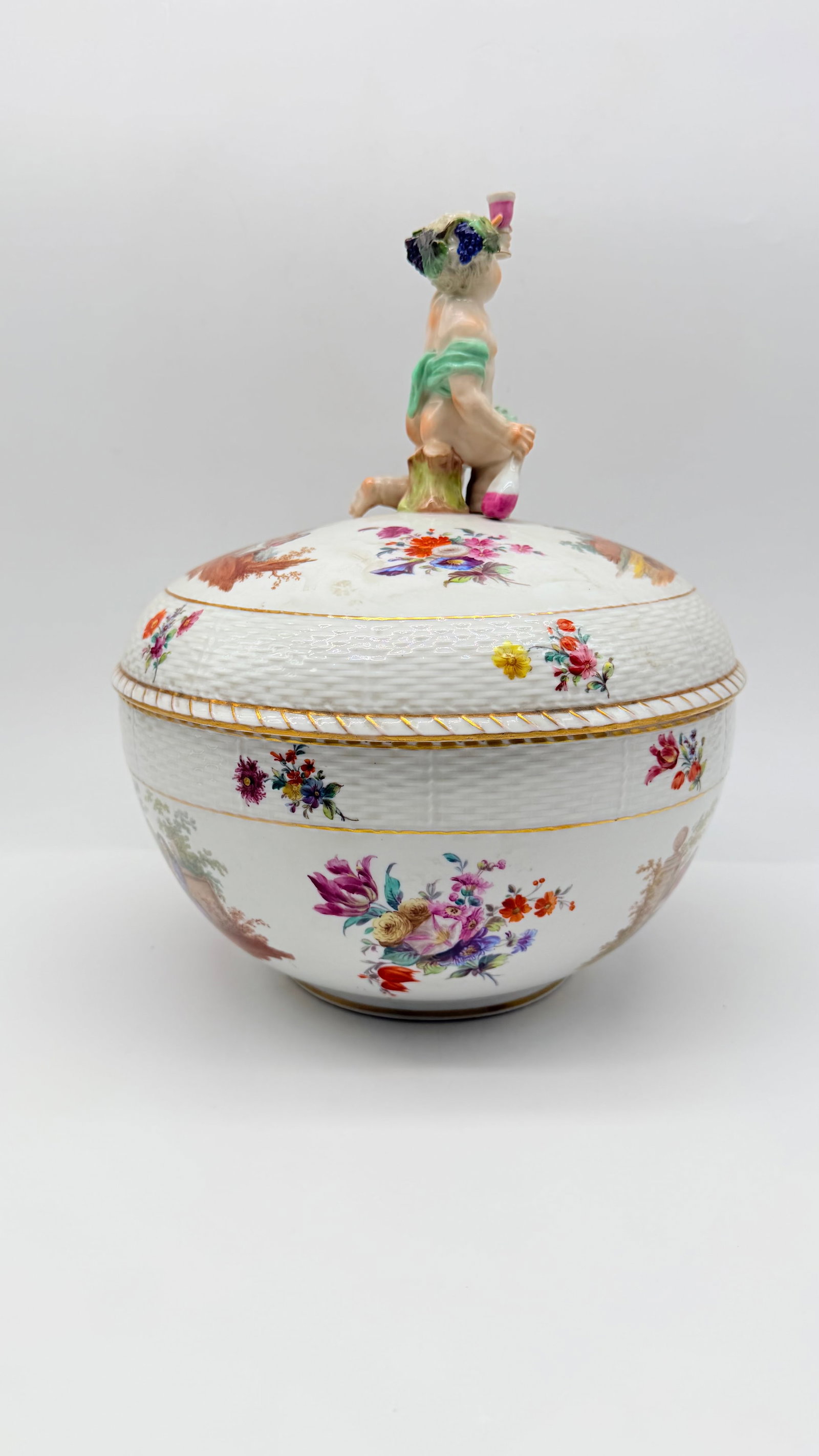 19TH-CENTURY KPM BERLIN LARGE COVERED PORCELAIN BOWL WITH BACCHIC PUTTO (1 of 20)