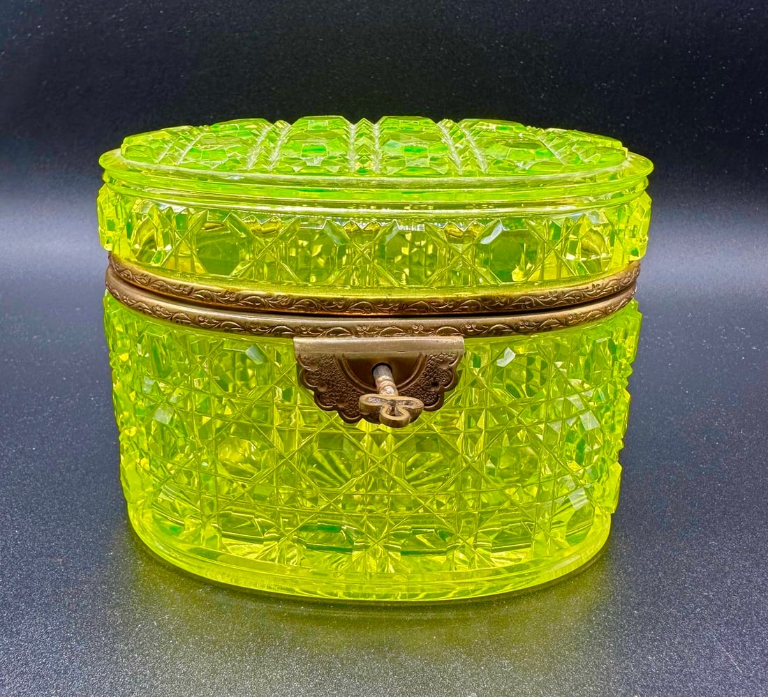 19TH-CENTURY FRENCH CLICHY CUT URANIUM GLASS OVAL CASKET WITH KEY (1 of 20)