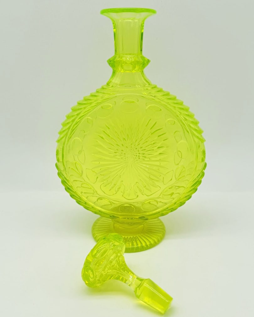 19TH-CENTURY URANIUM GLASS DECANTER WITH STOPPER. MANUFACTURE OF CLICHY. (1 of 14)