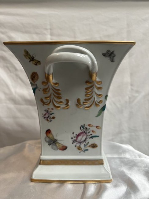 VISTA ALEGRE MADE IN PORTUGAL A MOTTAHEDEH DESIGN VASE 7.5"TALL 5" WIDE: VISTA ALEGRE MADE IN PORTUGAL A MOTTAHEDEH DESIGN VASE 7.5"TALL 5" WIDE IN HOUSE SHIPPING $40 FREE PICK UP