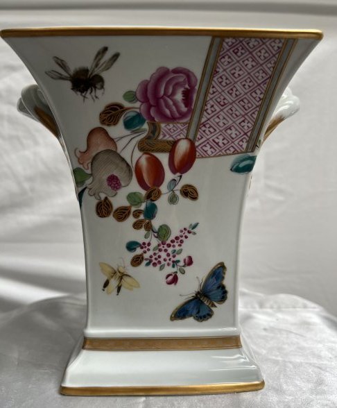 VISTA ALEGRE MADE IN PORTUGAL A MOTTAHEDEH DESIGN VASE 7.5"TALL 5" WIDE: VISTA ALEGRE MADE IN PORTUGAL A MOTTAHEDEH DESIGN VASE 7.5"TALL 5" WIDE IN HOUSE SHIPPING $40 FREE PICK UP