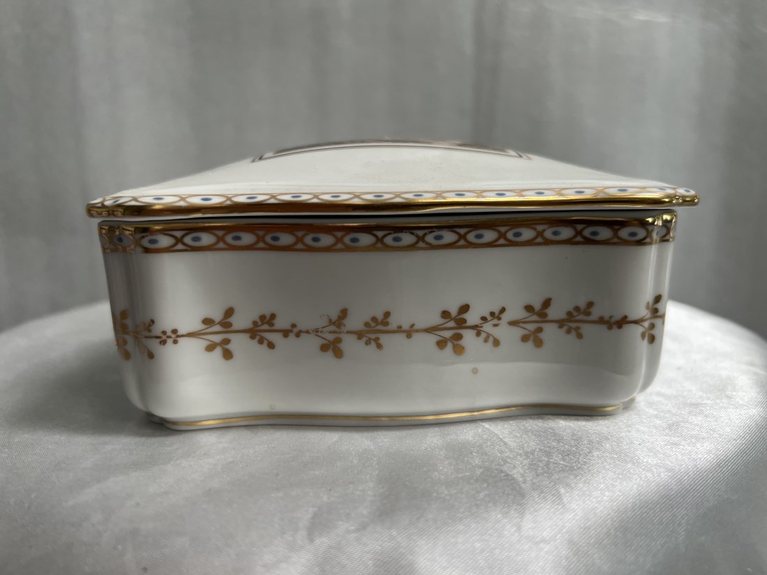 RICHARD GINORI TRINKET BOX GOLD GILDED AND HAND PAINTED 2.5" TALL 6 " WIDE: RICHARD GINORI TRINKET BOX GOLD GILDED AND HAND PAINTED 2.5" TALL 6 " WIDE IN HOUSE SHIPPING $20 FREE PICK UP
