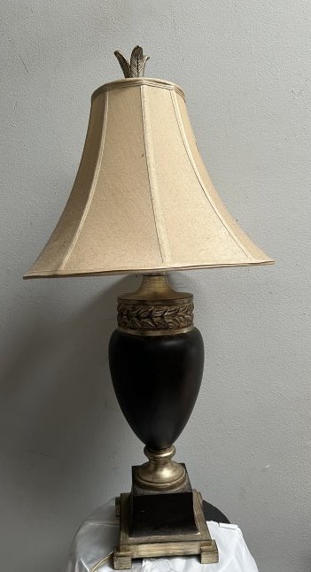 SET OF 2 VINTAGE LAMPS 1- COMPOSITE/WOOD THE OTHER JUNGLE SCENE (1 of 4)