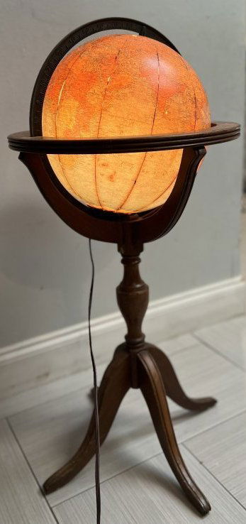 35" TALL VINTAGE GLOBE OF THE WORLD IN A WOODEN STAND  WITH LIGHT CIRCA 1950s (1 of 4)