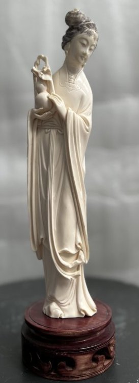 CHINESE CARVED STATUE , POSSIBLE IVORY/ BONE ON A WOOD BASE STANDS 11.5" TALL: CHINESE CARVED STATUE , POSSIBLE IVORY/BONE ON A WOOD BASE STANDS 11.5" TALL WE HAVE NOT TESTED IT BUT WE BELIEVE IT IS BUT ITS NOT GUARANTEED NOR ARE WE EXPERTS IN IVORY IN HOUSE SHIPPING $30 FREE PI