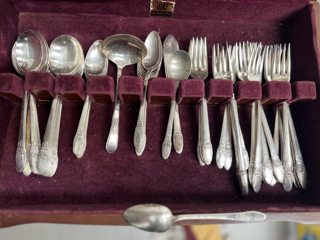 1847 ROGERS BROTHERS SILVERPLATE SERVING FOR 12 IN ORIGINAL BOX: 1847 ROGERS BROTHERS SILVER PLATE SERVING FOR 12 IN ORIGINAL BOX. 12 KNIFES, 12 DINNER FORKS, 12 SALAD FORKS. 12 TEASPOONS, 12 SOUP SPOONS , IN HOUSE SHIPPING $45 FREE PICK UP