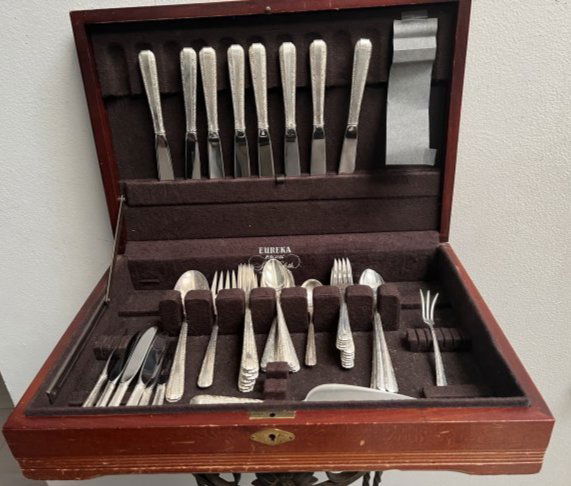 COMPLETE SET TOWLE STERLING SILVER "CANDLELIGHT" EATING AND SERVING UTENSILS + OR- 2900 GRAMS: COMPLETE SET TOWLE STERLING SILVER "CANDLELIGHT" EATING AND SERVING UTENSILS + OR- 2900 GRAMS IN ORIGINAL BOX . 8 KNIFES, 12 SALAD FORKS 8 DINNER FORKS, 15 TEA SPOONS, 1 SERVING FORK, 2 SERVING SPOONS