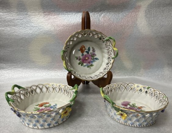 SET OF 3 ANTIQUE DRESOLEN PORCELAIN FLOWERED BASKETS 3.5": SET OF 3 ANTIQUE DRESOLEN PORCELAIN FLOWERED BASKETS IN HOUSE SHIPPING 20$ FREE PICK UP