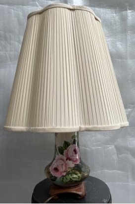 VINTAGE CERAMIC LAMP WIITH ROSES ON IT ; (1 of 2)