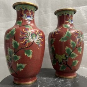 PAIR OF CHINESE BRASS CLOISONNÃ‰ VASES WITH FLORAL DESIGN RED CORAL GROUND COLORS W ORIGINAL (1 of 7)