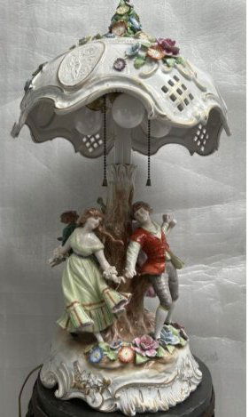 "STUNNING VINTAGE DRESDEN HAND PAINTED PORCELAIN TABLE LAMP " RING AROUND THE ROSÃ‰" (1 of 8)