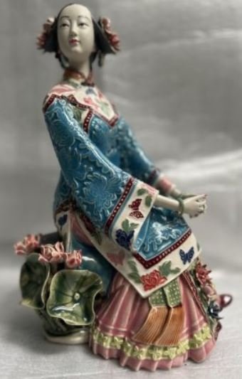 VINTAGE CHINESES PORCELAIN FIGURINE "LADY WITH SUMMER LOTUS" 10" TALL: VINTAGE CHINESES PORCELAIN FIGURINE "LADY WITH SUMMER LOTUS" 10" TALL SIGNED ON REAR LOG
