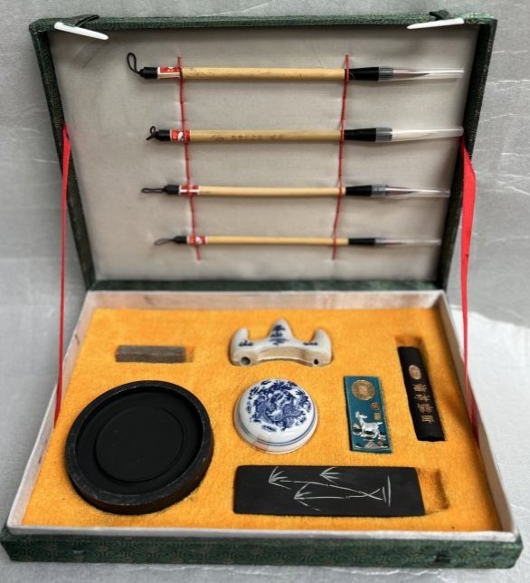 LUXURIOS CHINESE CALLIGAPHY BRUSHERS PEN SET: LUXURIOS CHINESE CALLIGAPHY BRUSHERS PEN SET IN HOUSE SHIPPING OR FREE PICK UP