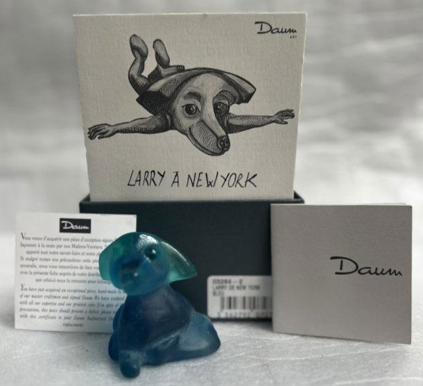 DAUM HAND MADE SIGNED AND NUMBERED PIECE " LARRY A NEW YORK" IN ORIGINAL BOX: DAUM HAND MADE SIGNED AND NUMBERED PIECE " LARRY A NEW YORK" IN ORIGINAL BOX , THE ARTIS DOMINIQUE LARRIVAZ , KNOWN AS LARRY, LIVES AND WORKS IN FRANCE , STANDS 2.5" 2.5" WIDE . IN HOUSE SHIPPING AVAI