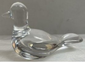 FLAWLESS EXQUISITE BACCARAT FRANCE GLASS CRYSTAL PIGEON: FLAWLESS EXQUISITE BACCARAT FRANCE GLASS CRYSTAL PIGEON CIRCA: 1990s ORIGIN: France DIMENSIONS: H: 3.5" x W: 3" x L: 6.5" IN HOUSE SHIPPING $20 FREE PICK UP