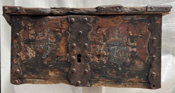 ANTIQUE NORIGIAN SLED BOX, BOX DATED 1756: ANTIQUE NORIGIAN SLED BOX, BOX DATED 1756 , THIS BOX WAS PUT ON THE BACK OF THE SLED , THE CHILDREN THEN SAT ON IT , THE NUMBERS IN FRONT ARE THE DATE OF THE BOX, THIS IS FROM A NORIGIAN ESTATE . 18 X