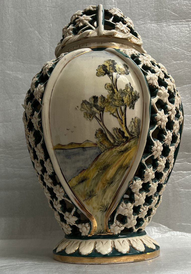 VINTAGE CAPODIMONTE PORCELAIN RETICULATED ORNATE URN HAND PAINTED CENTERPIECE ITALY (1 of 4)