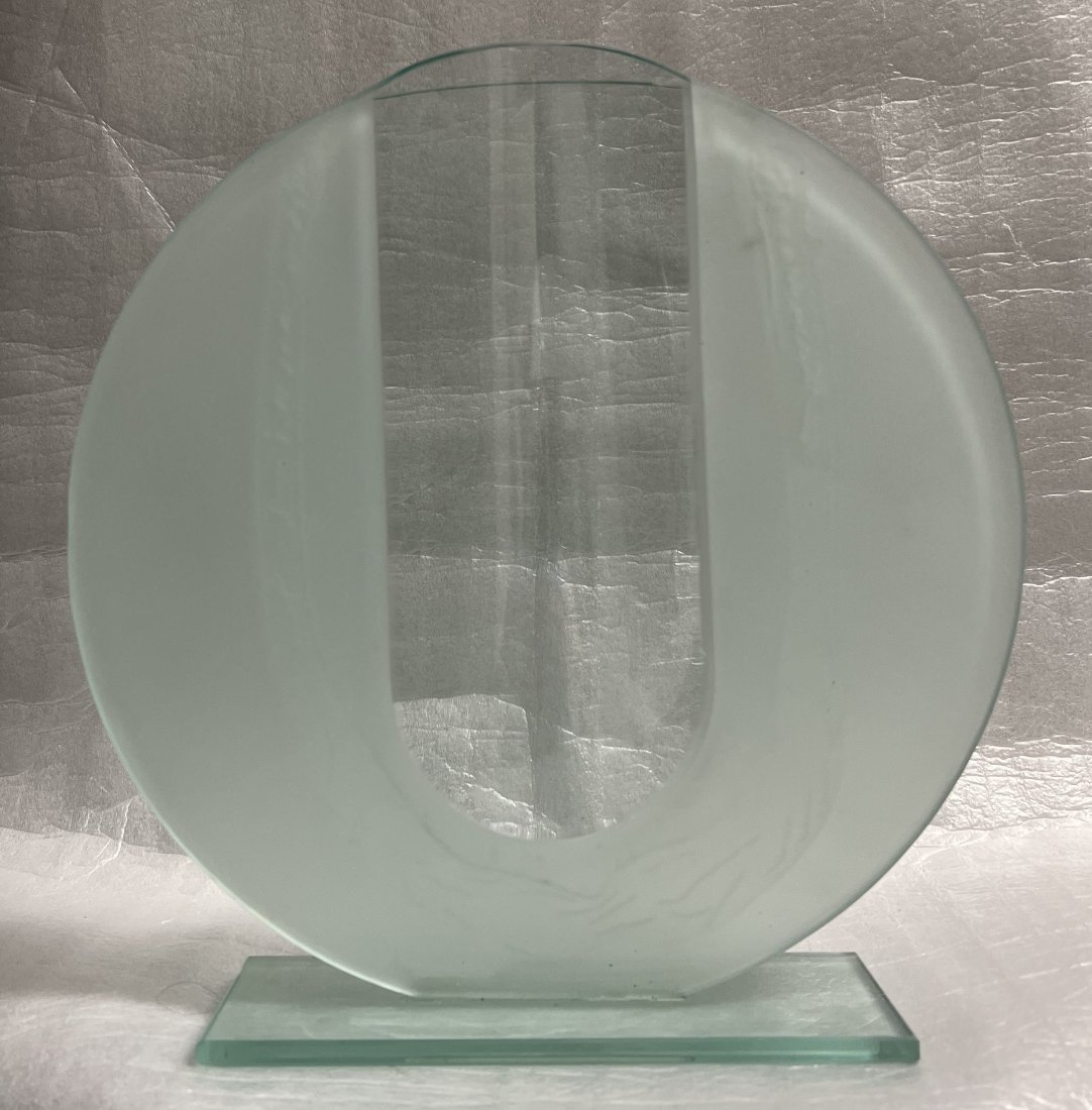 1980s VINTAGE ART GLASS SHEET VASE: 1980s VINTAGE ART GLASS SHEET VASE 12 " TALL AND 12" WIDE WE OFFER FREE PICK UP OR OUR IN-HOUSE PREFERRED SHIPPER IS UPS #4825 Starr Almeida, EMAIL STARR AT STORE4825@THEUPSSTORE.COM WITH YOUR LOT NUM