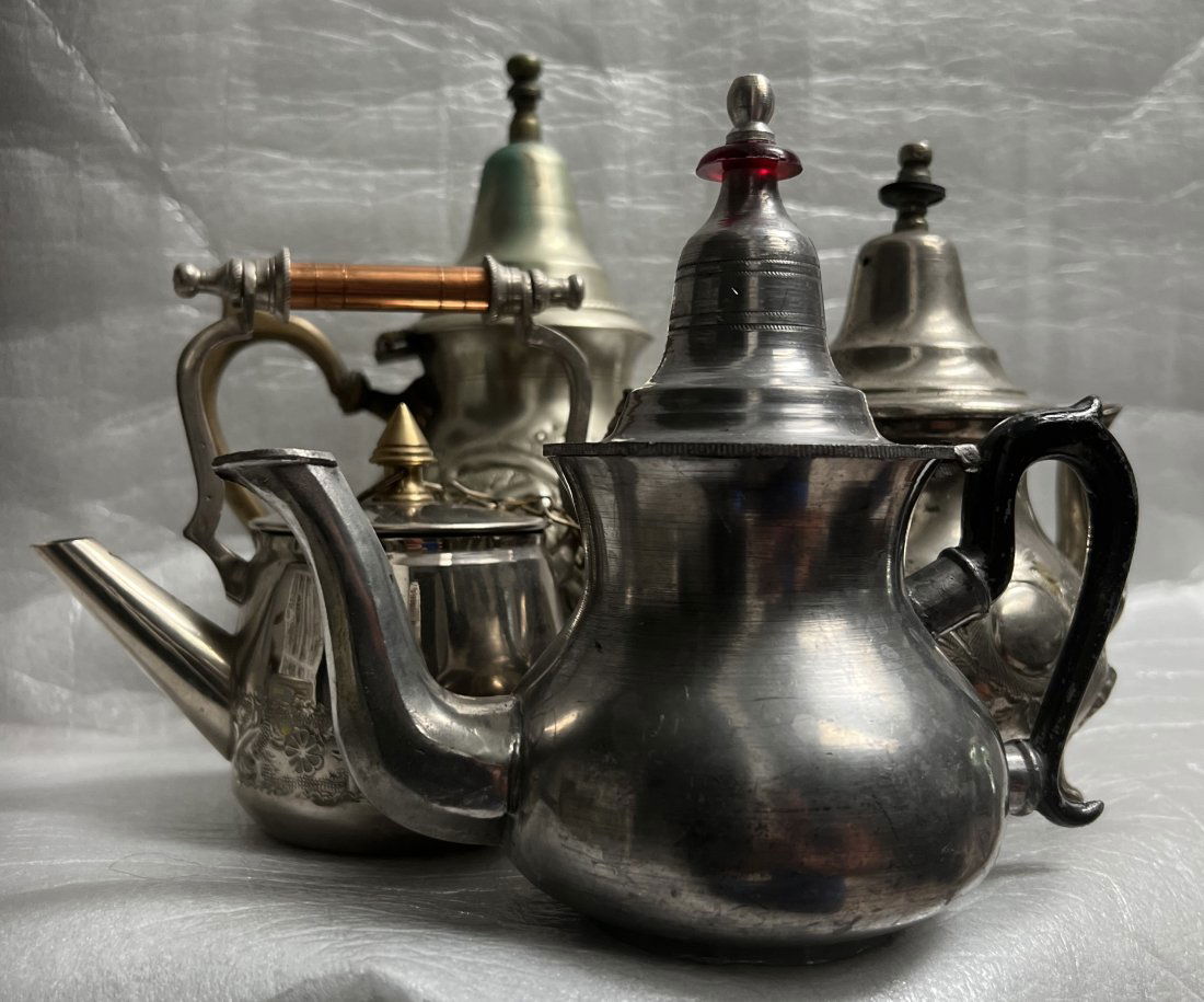 SET OF 4 VINTAGE TEA KETTLES FROM AROUND THE WORLD WITH MAKERS MARKS (1 of 8)