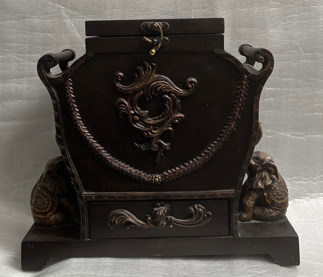 VINTAGE MID CENTURY HAND CARVED TRINKET BOX W 2 ELEPHANTS ON THE SIDES (1 of 3)