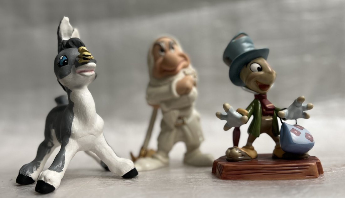 TWO DISNEY STATUES & 1 UNMARKED "GRUMPY " NUMBERED 2473, "JIMINY CRICKET" WALT DISNEY COLLECTION (1 of 4)