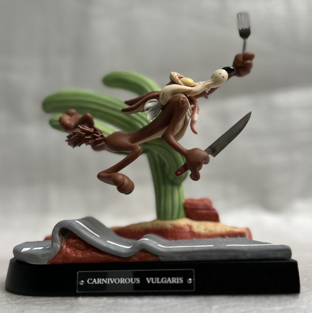 LOONEY TUNES 1998 WARNER BROTHERS WILE E COYOTE "CARNIVOROUS VULGARIS" NUMBERED HAND CRAFTED: LOONEY TUNES 1998 WARNER BROTHERS WILE E COYOTE "CARNIVOROUS VULGARIS" NUMBERED HAND CRAFTED SPOTLIGHT COLLECTION , ON A WOOD BASE 7.25 TALL 8 " WIDE 3.25 DEEP WE OFFER FREE PICK UP OR OUR IN-HOUSE PR