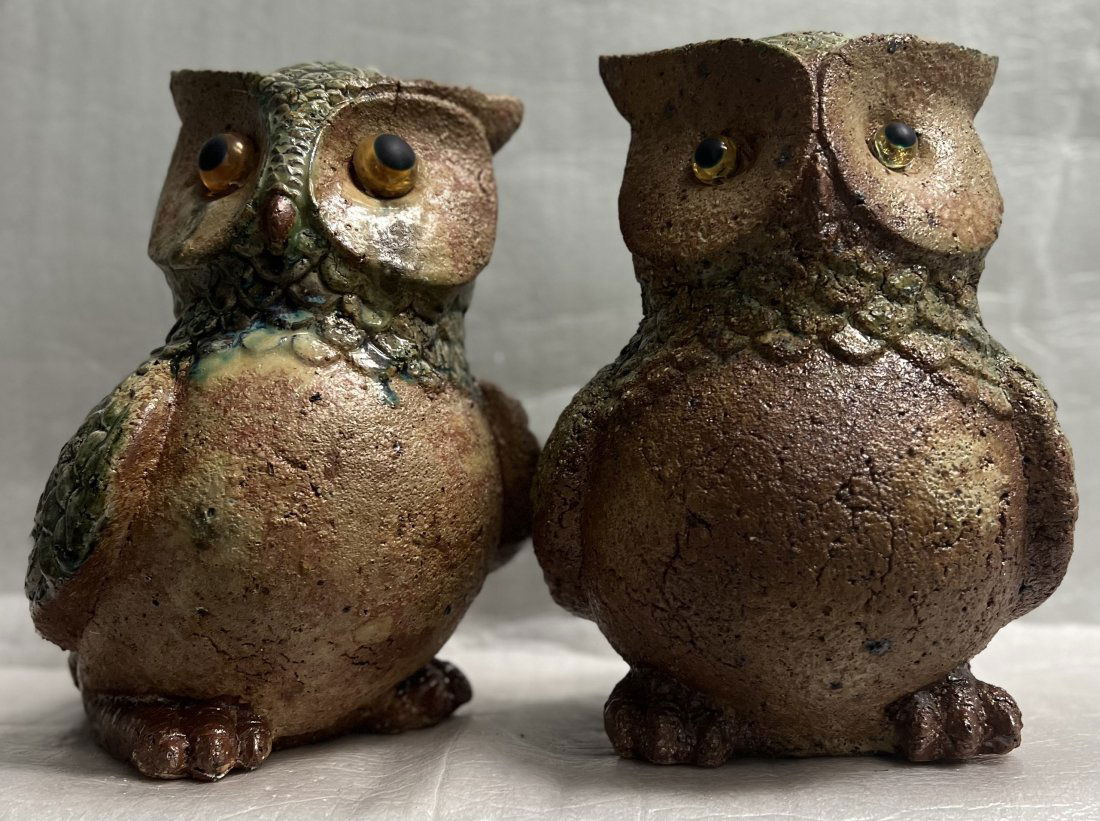 TWO LARGE TERRA COTTA OWLS / HOME / GARDEN/ PATIO (1 of 2)