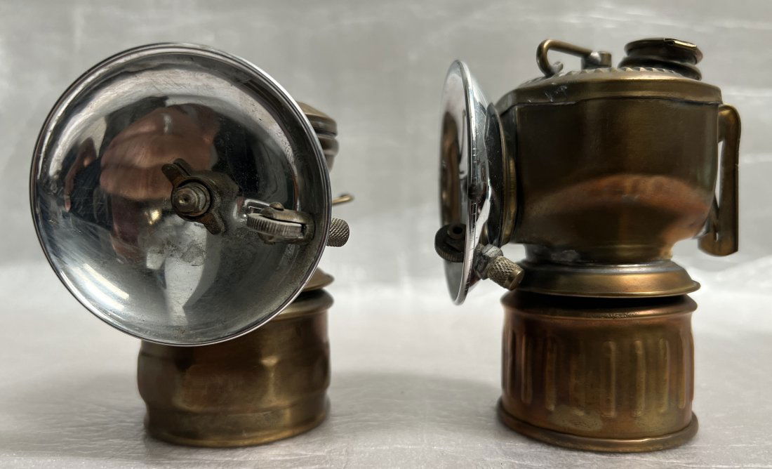 VINTAGE 1930s AUTO LIGHT BRASS MINER'S CARBIDE LAMP BY UNIVERSAL LAMP CO CHICAGO (1 of 3)