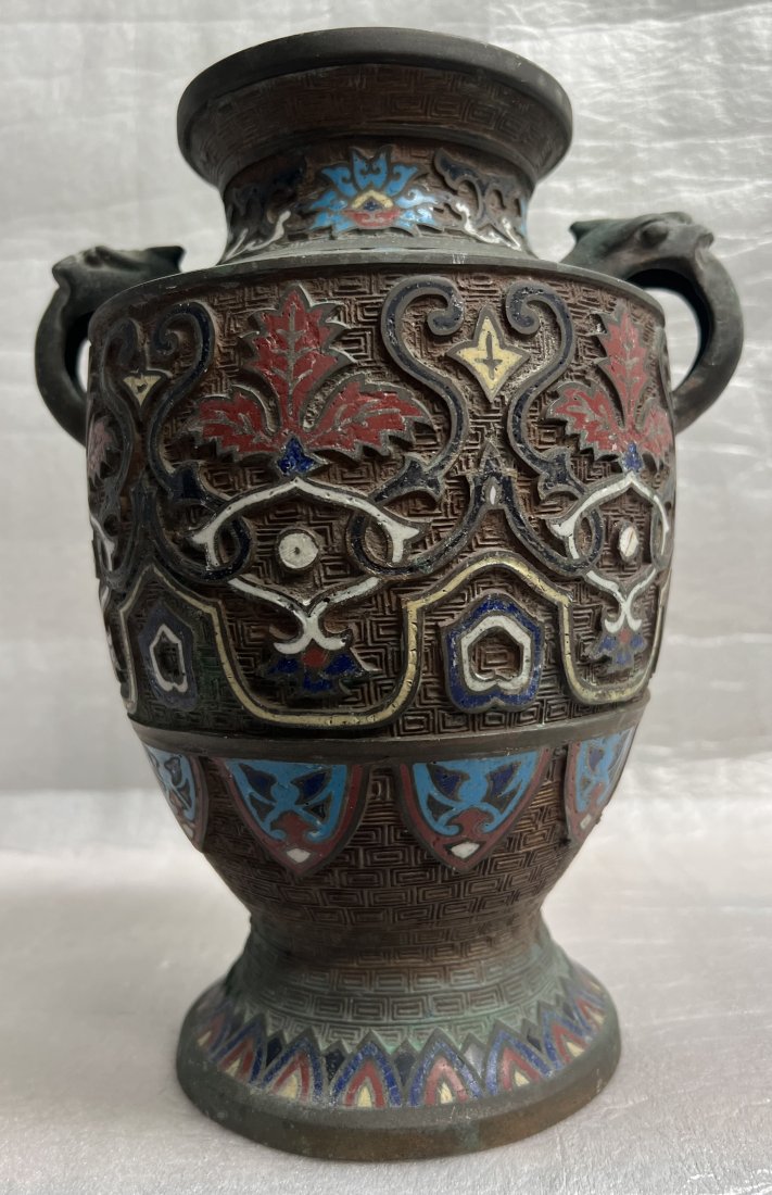 19TH CENTURY JAPANSES BRONZE ENAMEL CLISONNE URN VASE, STANDS 10 ": Add a touch of elegance to your home decor with this exquisite 19th century Japanese bronze enamel cloisonne urn vase. The medium-sized urn, standing at 10 inches in height and 8 inches in width, feat