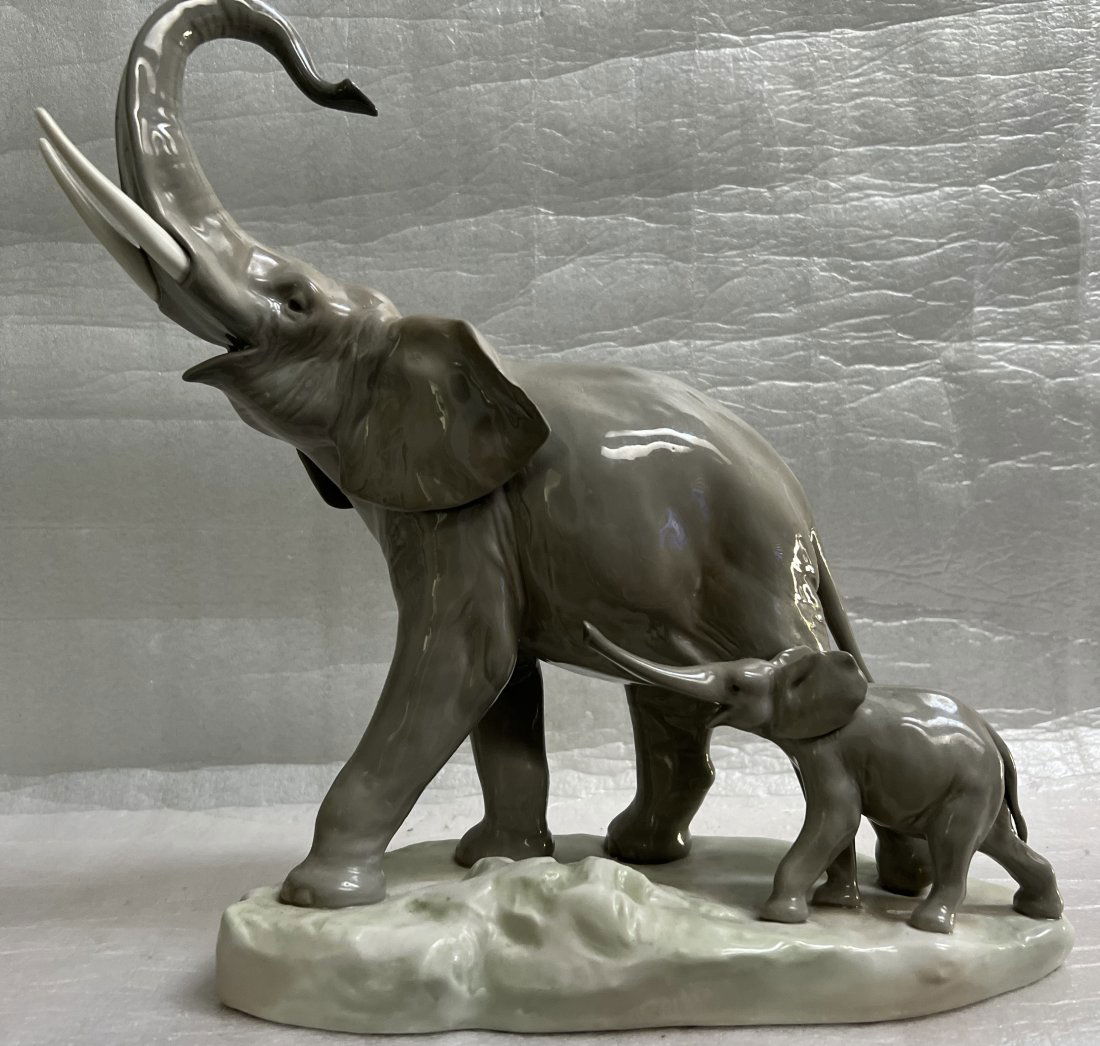 LLADRO "ELEPHANTS" WALKING WITH ITS YOUNG  # 1151, YR 1971 BY FULGENCIO GARCIA (1 of 6)