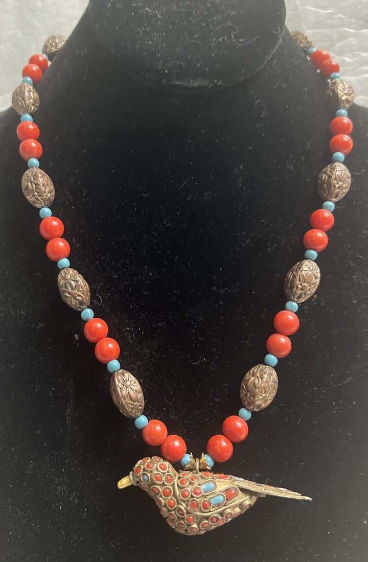 ITALIAN NECKLACE WITH SEMIPRECIOUS STONES WITH CORAL FROM A RETIRED DEALER 21": This beautiful Italian necklace features stunning semiprecious stones and coral, all expertly crafted into an eye-catching piece of jewelry. The retro design evokes a sense of nostalgia and timeless e