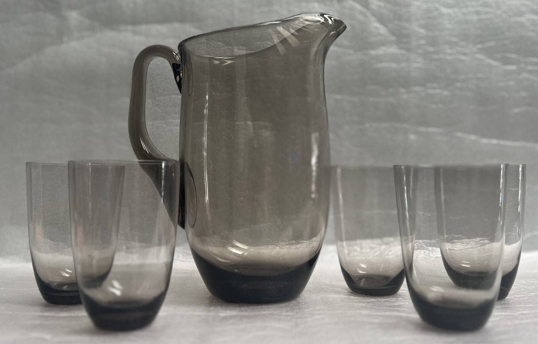 PER LUTKEN FOR HOMEGAARD ATTRIBUTED TO COCTAIL OR WATER GLASES WITH PITCHER SET OF 5: This set of 5 clear glass water glasses and pitcher designed by Per Lutken for Holmegaard in the 1950s is perfect for any occasion. The vintage set is made of high-quality glass and has a height of 4