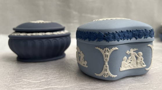 Wedgwood Jasperware Set of 3 Vintage Pieces - Heart , Round Trinket Boxs: Add a touch of vintage elegance to your collection with this beautiful set of 3 Wedgwood Jasperware pieces. The set includes a heart-shaped trinket box and two round trinket boxes, all made of high-qu