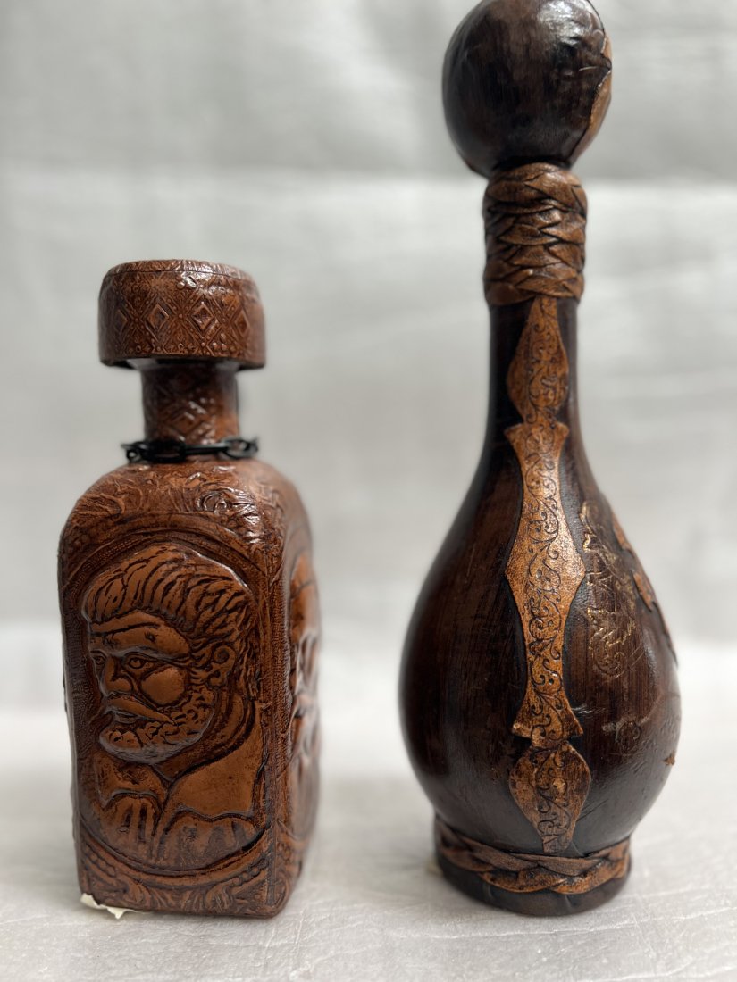 SET OF ITALIAN LEATHER COVERED WINE BOTTLE / BAR DECANTER BROWN: Elevate your home bar with this stunning set of Italian leather-covered wine bottle and bar decanter in a rich brown hue. The set includes a decanter and is crafted from high-quality materials, making